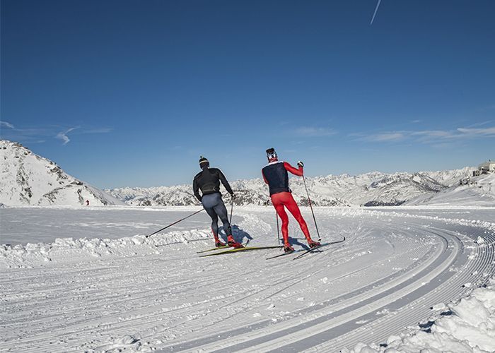 Skilangläufer mit Kleidung aus dem lappländischen Sport