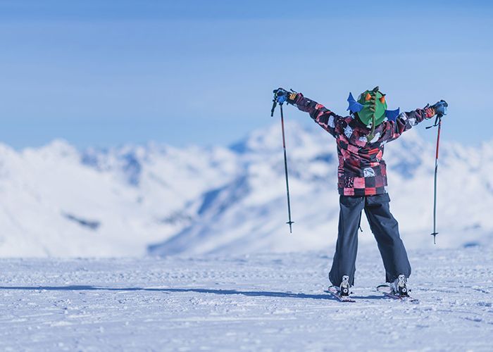 Bambino felice con attrezzatura e abbigliamento presi a Point rent a ski di Livigno