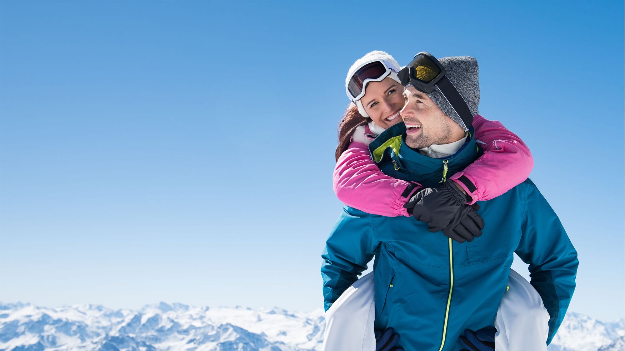 Ragazzo con ragazza in spalla con abbigliamento comprato da Lapponia sport